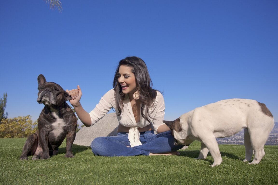 17P La hermosa MILF Sunny Leone se burla con su escote en jeans ajustados al aire libre