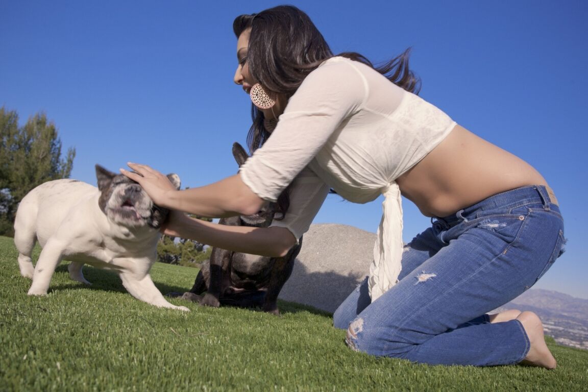 17P La hermosa MILF Sunny Leone se burla con su escote en jeans ajustados al aire libre