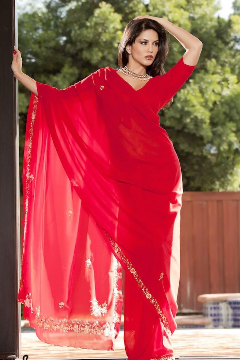 17P La estrella porno india Sunny Leone se quita la capa roja y muestra sus grandes tetas