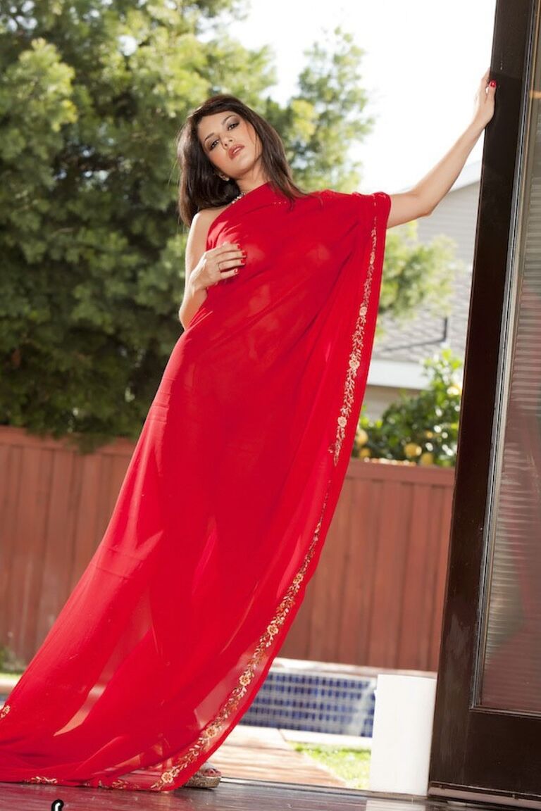17P La estrella porno india Sunny Leone se quita la capa roja y muestra sus grandes tetas