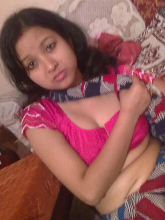 15P Padma, épouse indienne sexy, découvre ses seins et ses aisselles naturels sur son lit.