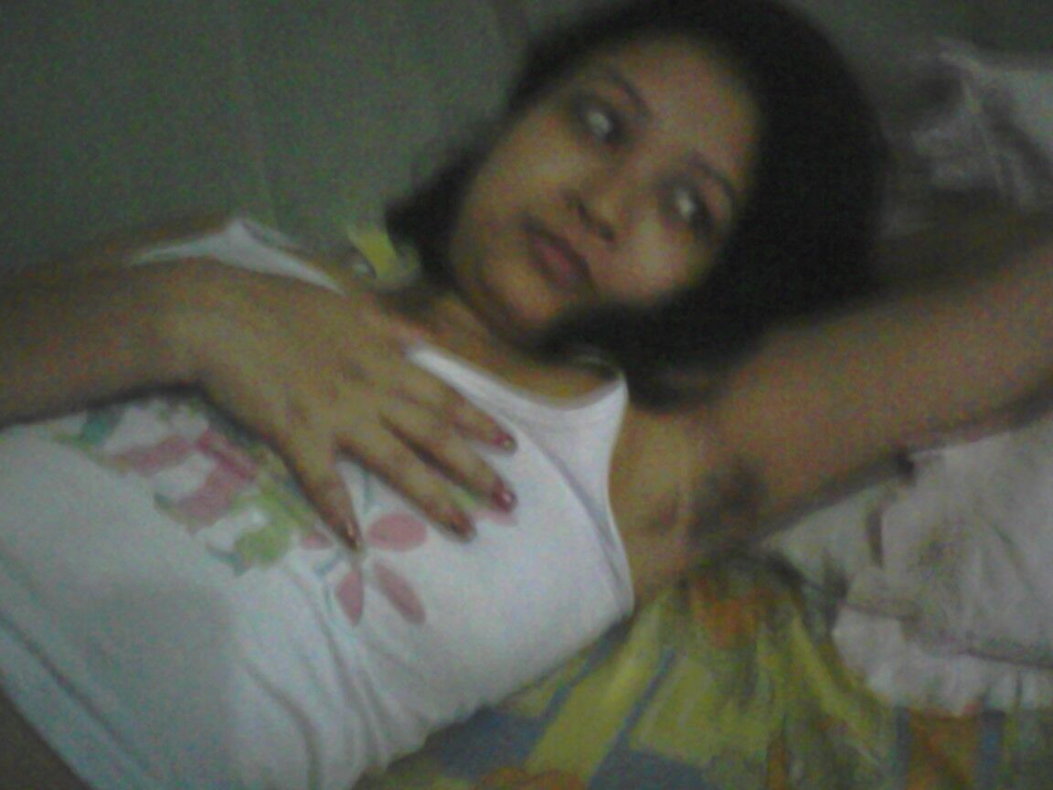 15P Padma, épouse indienne sexy, découvre ses seins et ses aisselles naturels sur son lit.