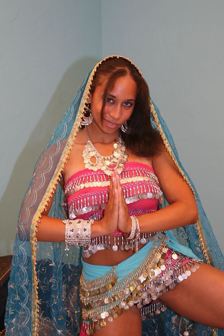 La nena india 18P Ara se quita su interesante túnica y revela sus grandes tetas naturales
