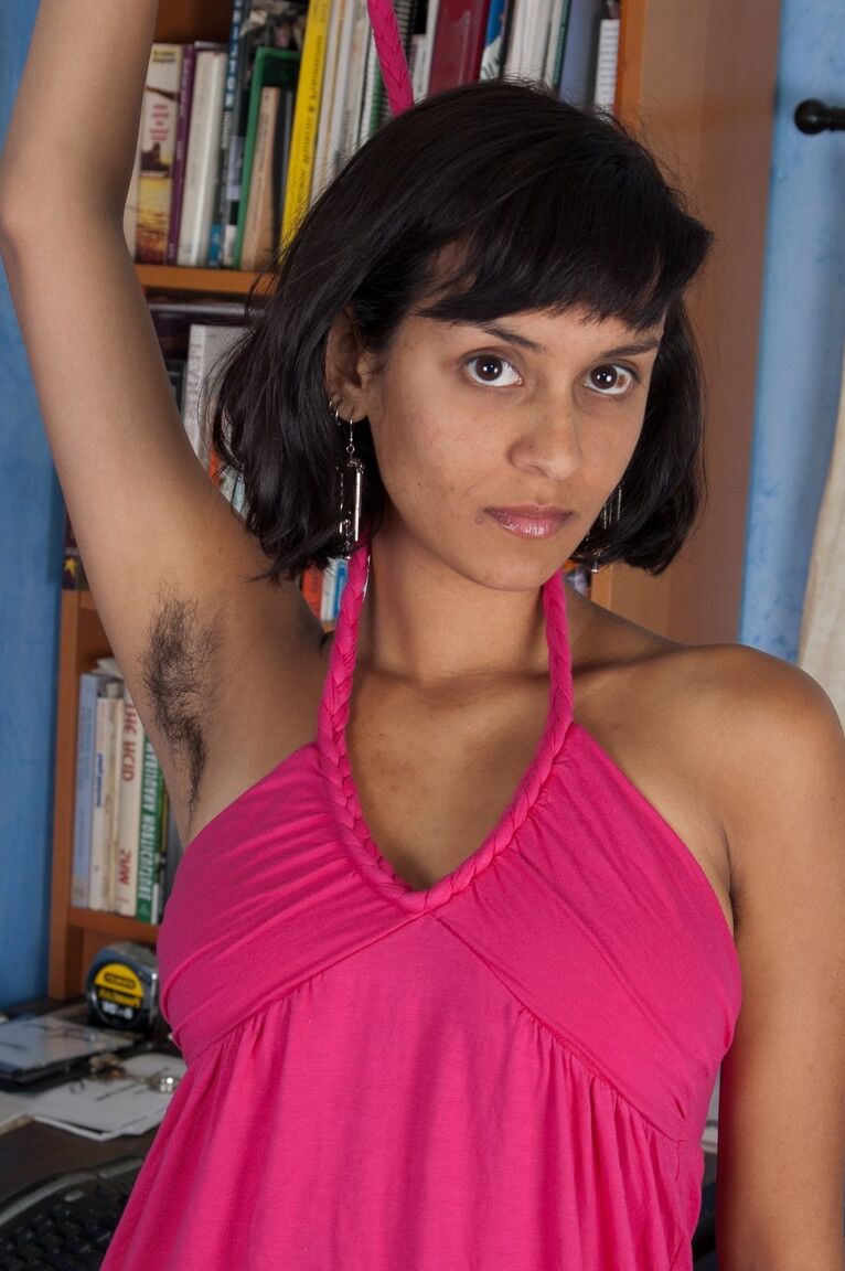 17P A morena exótica Sonya N mostra seus juggs naturais e brinca com seu molusco peludo