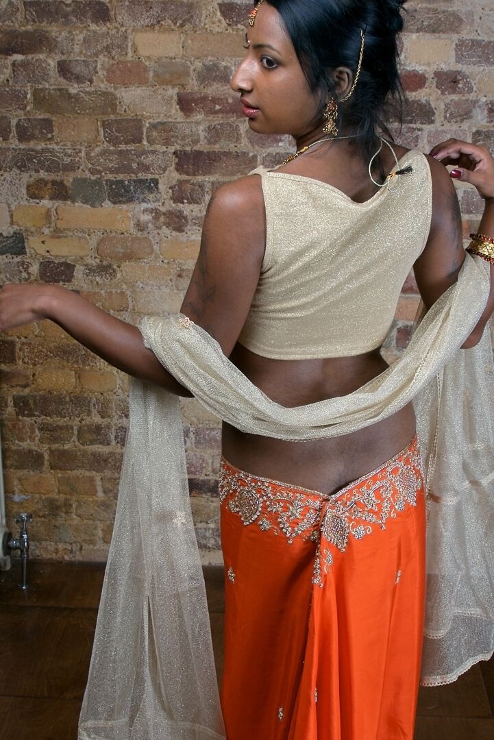 15P modelo india con tatuajes expone sus firmes tetas en ropa tradicional