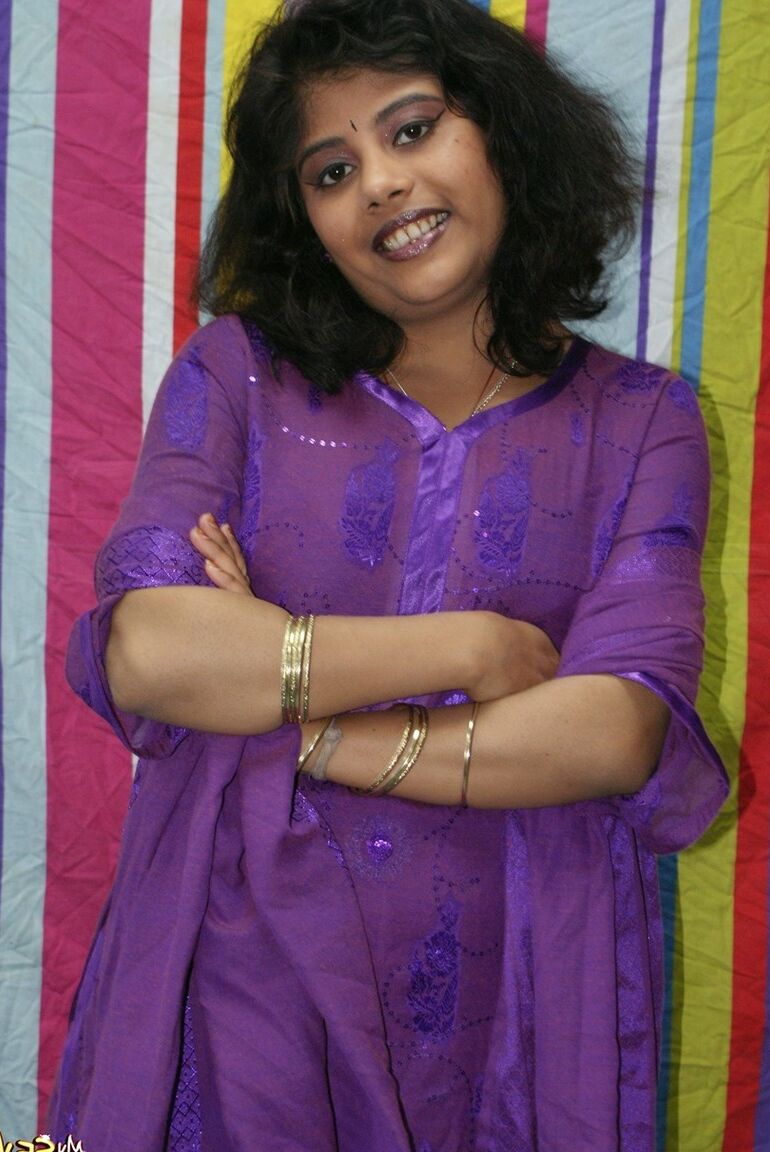12P Rupali de tetas grandes en traje shalwar indio morado