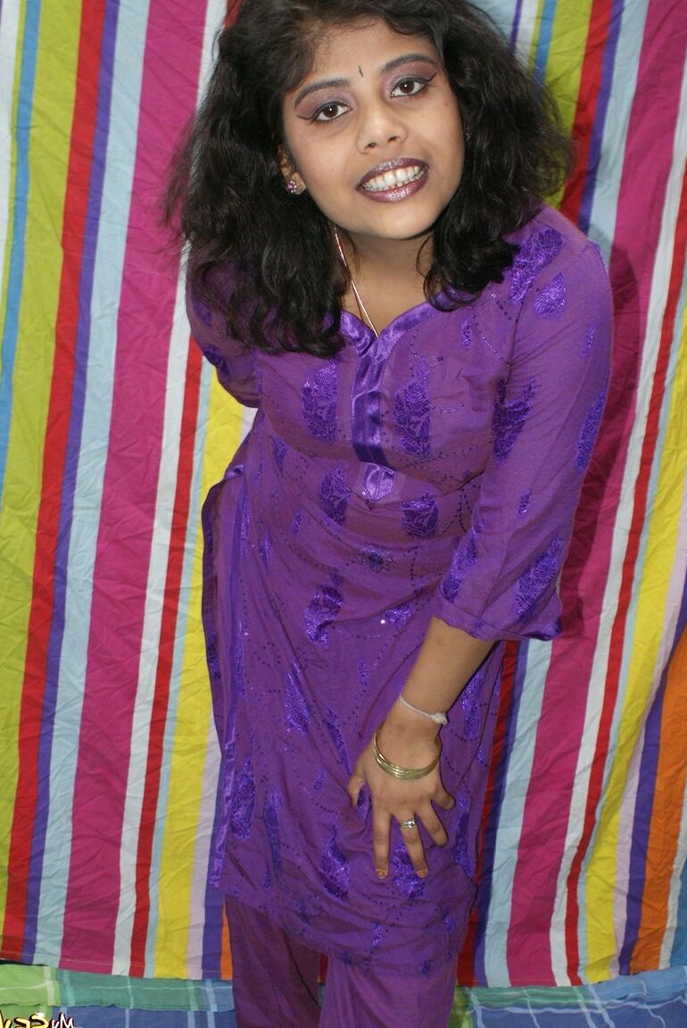 12P Rupali de tetas grandes en traje shalwar indio morado