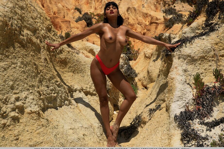 18P A beleza exótica Angel Constance tira um biquíni em um banco de areia perto do mar