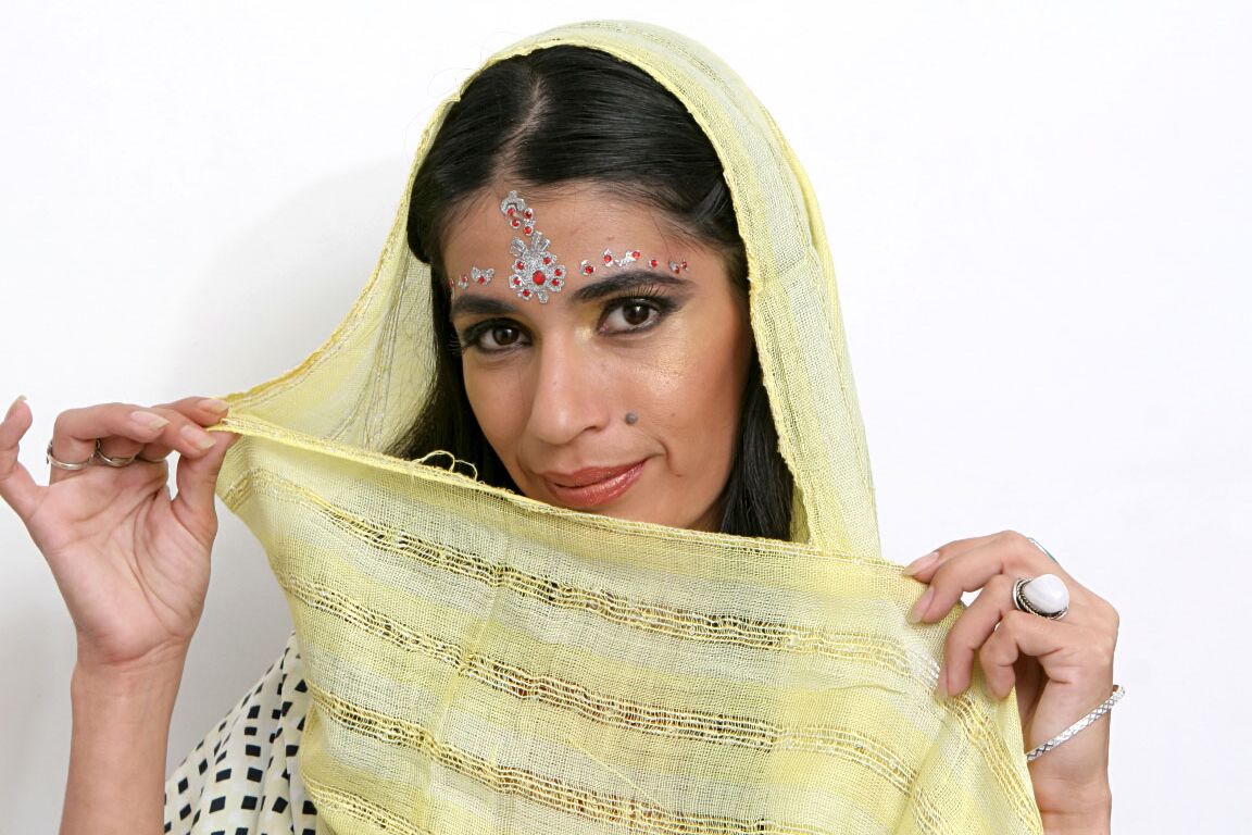 15P Modelo solo indiana Tamara montando velas para adoração com suas roupas