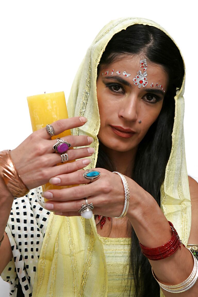 15P Modelo solo indiana Tamara montando velas para adoração com suas roupas