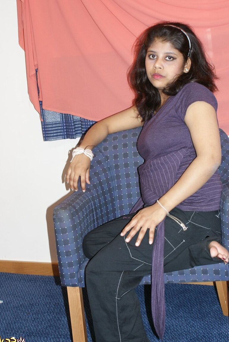 15P Die dicke Inderin Rupali macht sich auf lässige Weise völlig nackt auf einem Stuhl