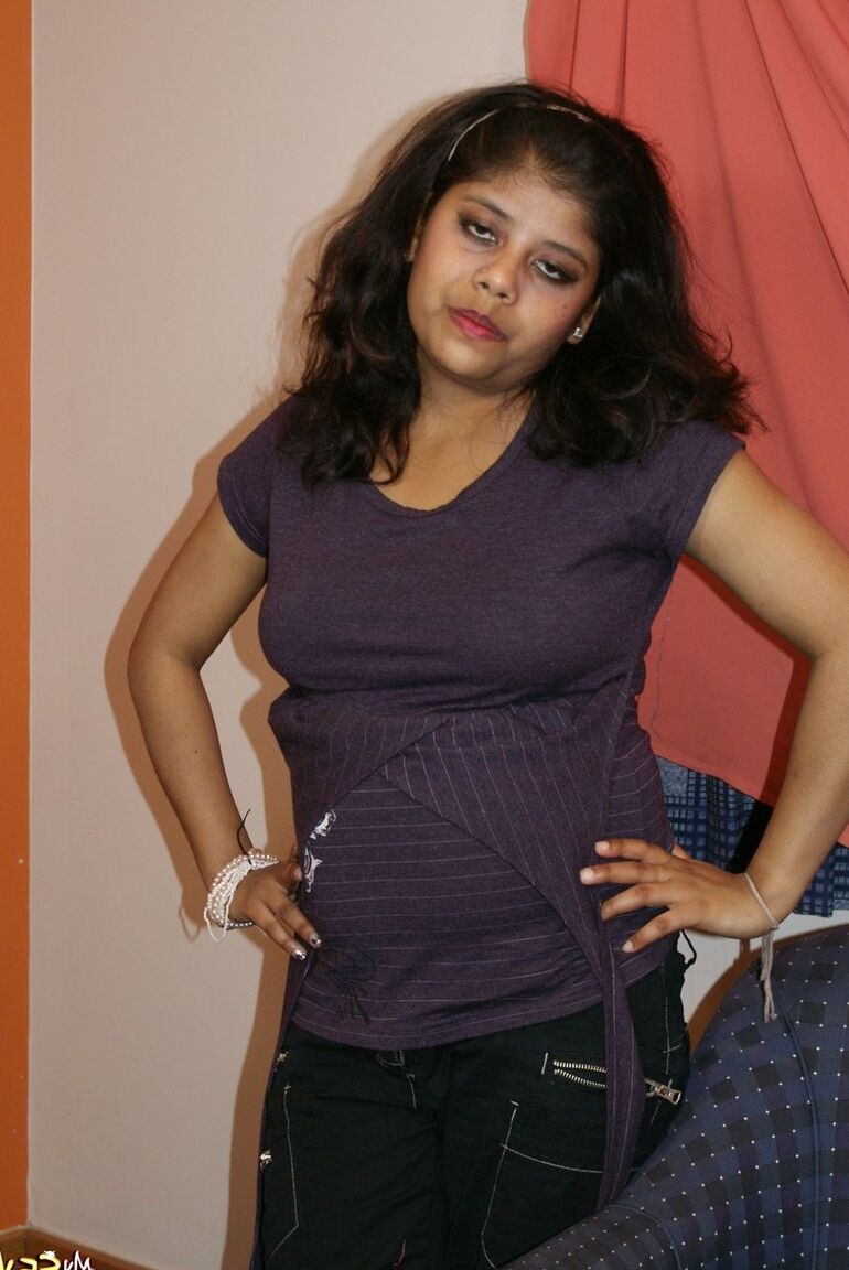 15P Die dicke Inderin Rupali macht sich auf lässige Weise völlig nackt auf einem Stuhl