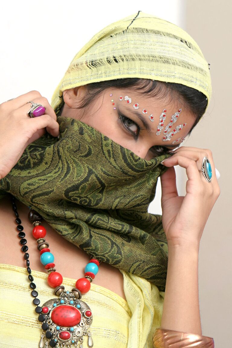 15P Mulher indiana Yesica totalmente vestida descobrindo seu rosto proibido