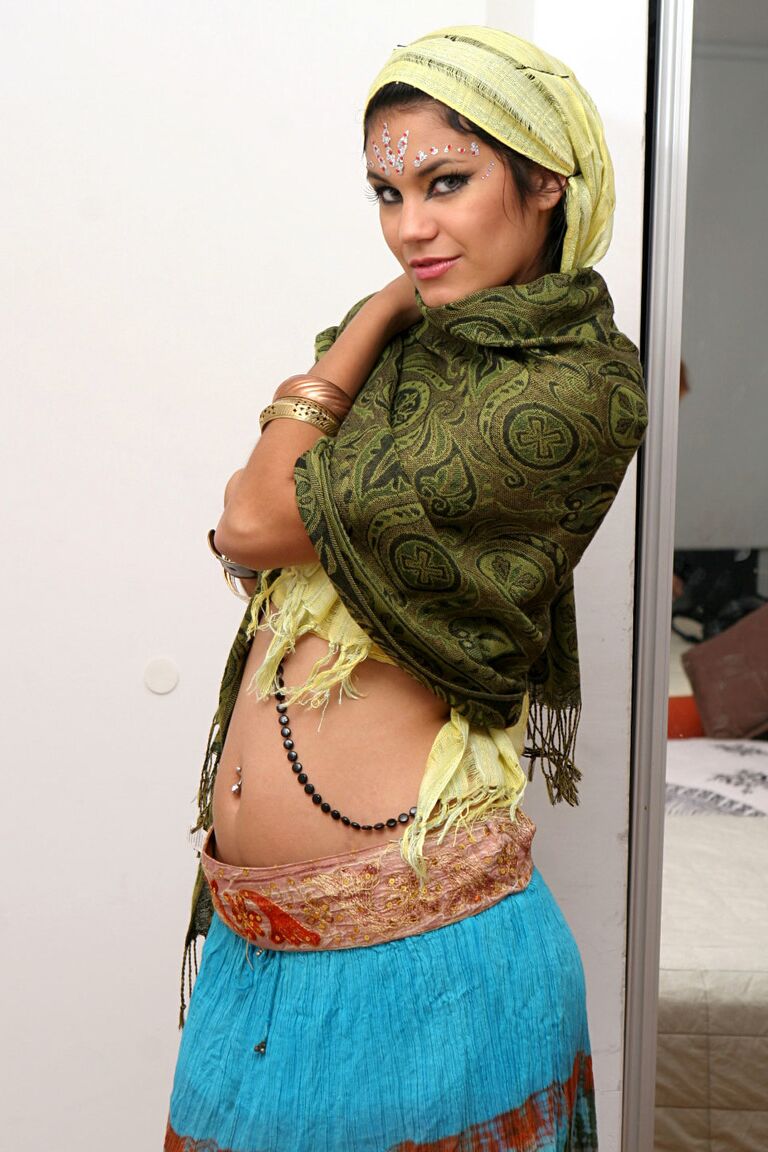15P Mulher indiana Yesica totalmente vestida descobrindo seu rosto proibido