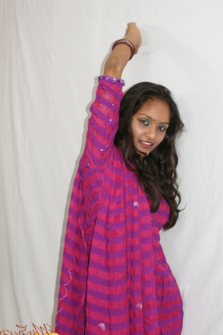 12P Sexy indiana Divya tirando sua roupa tradicional