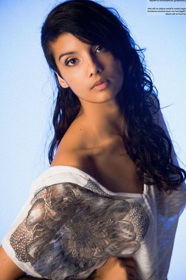 16P Indian solo model slips off her blouse and underwear to pose in the nud