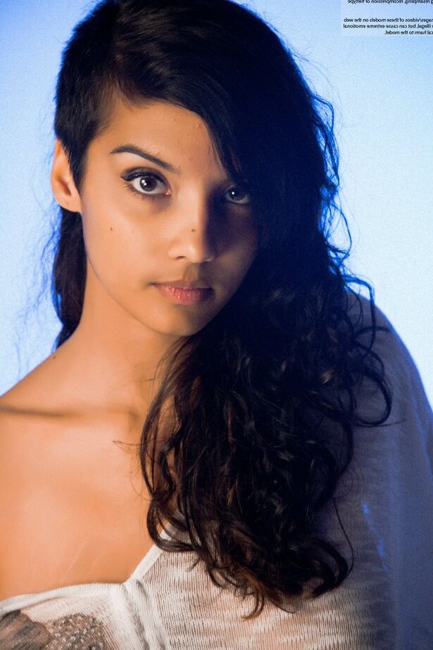 16P Indian solo model slips off her blouse and underwear to pose in the nud