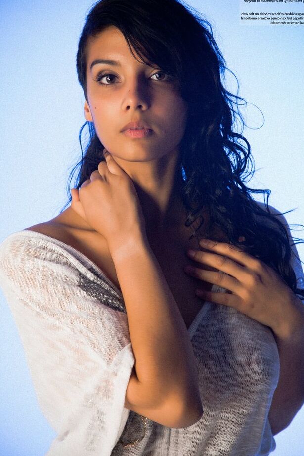 16P Indian solo model slips off her blouse and underwear to pose in the nud