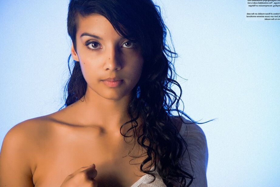 16P Indian solo model slips off her blouse and underwear to pose in the nud
