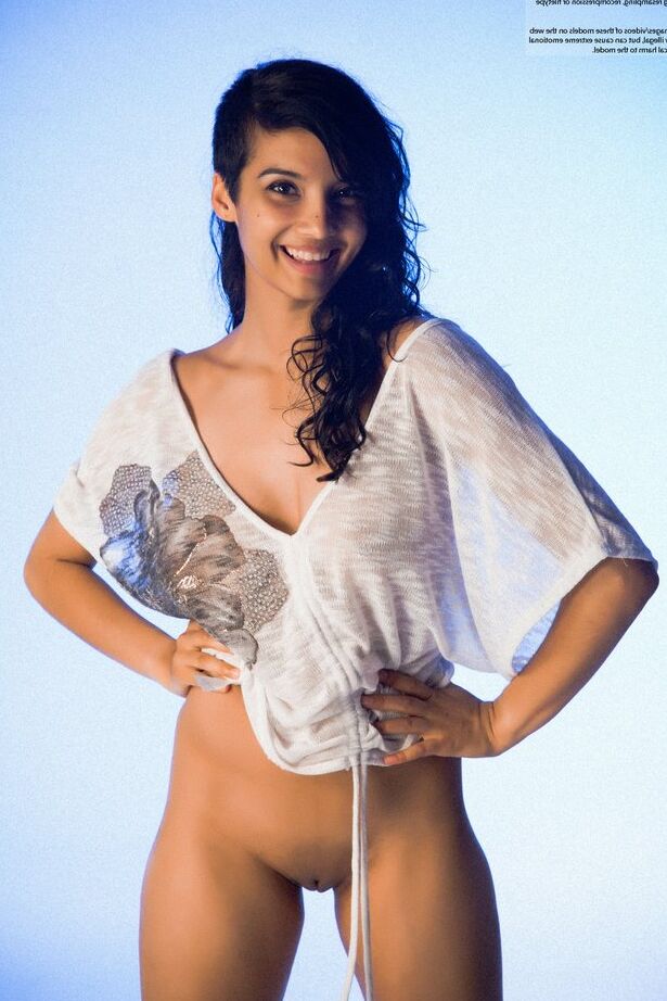 16P Indian solo model slips off her blouse and underwear to pose in the nud