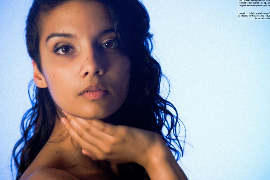16P Indian solo model slips off her blouse and underwear to pose in the nud