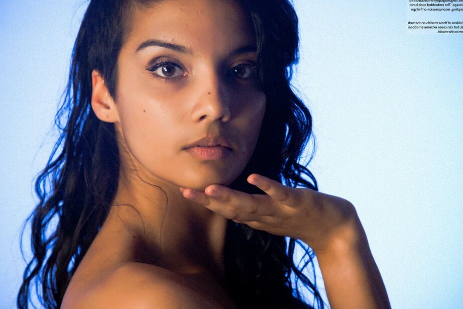 16P Indian solo model slips off her blouse and underwear to pose in the nud