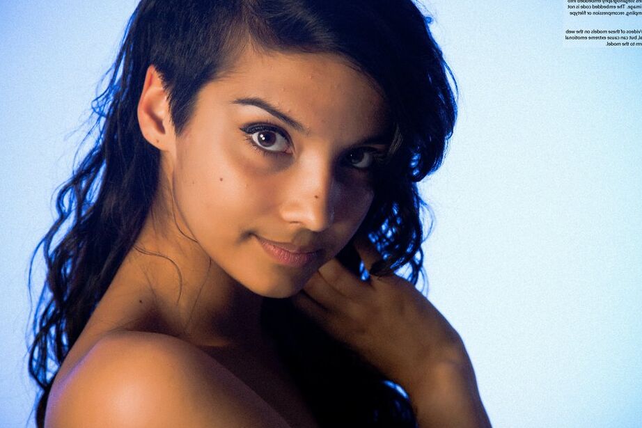 16P Indian solo model slips off her blouse and underwear to pose in the nud