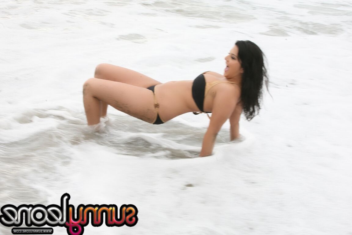 19P La impresionante india Sunny Leone en bikini muestra sus grandes tetas en la playa
