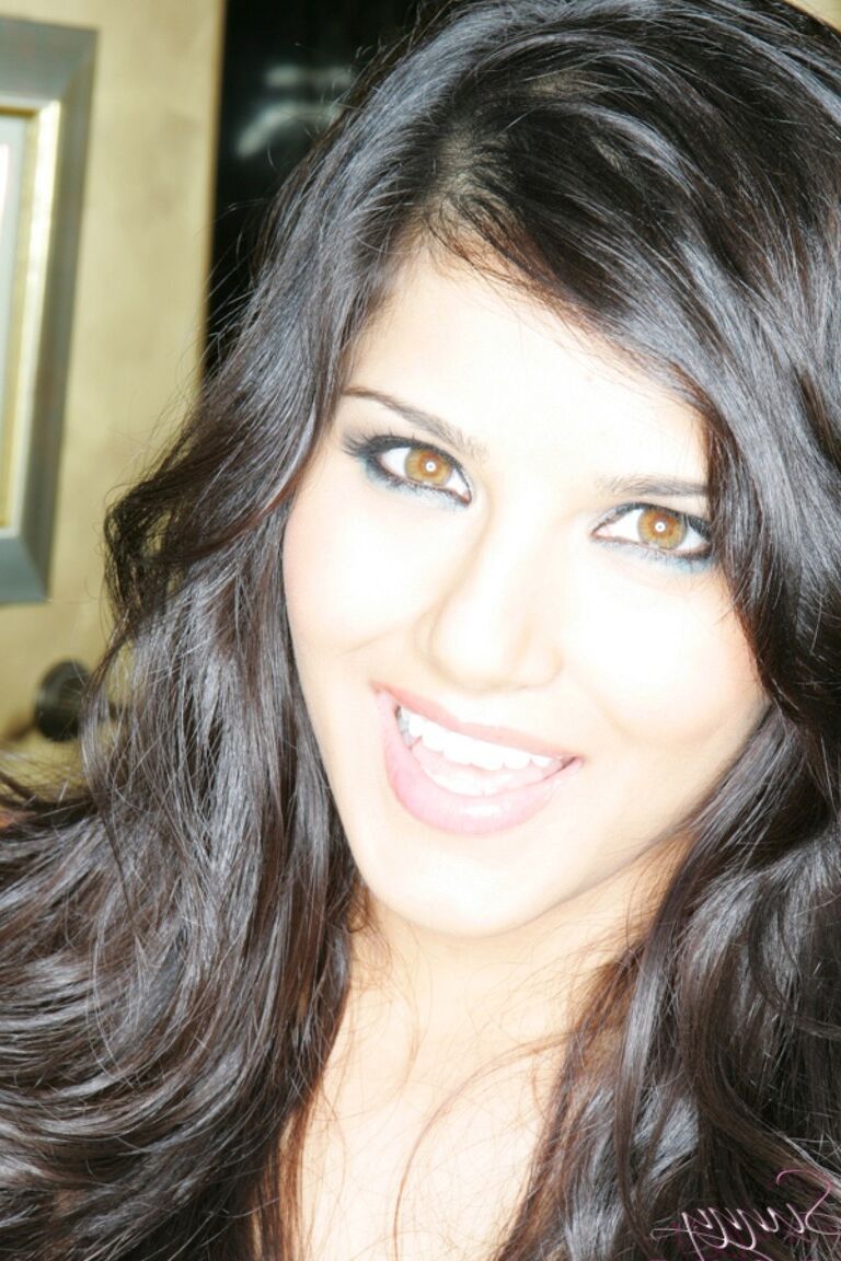 20P Der schwüle Pornostar Sunny Leone zieht hauchdünne Dessous aus und kniet nackt in der Küche