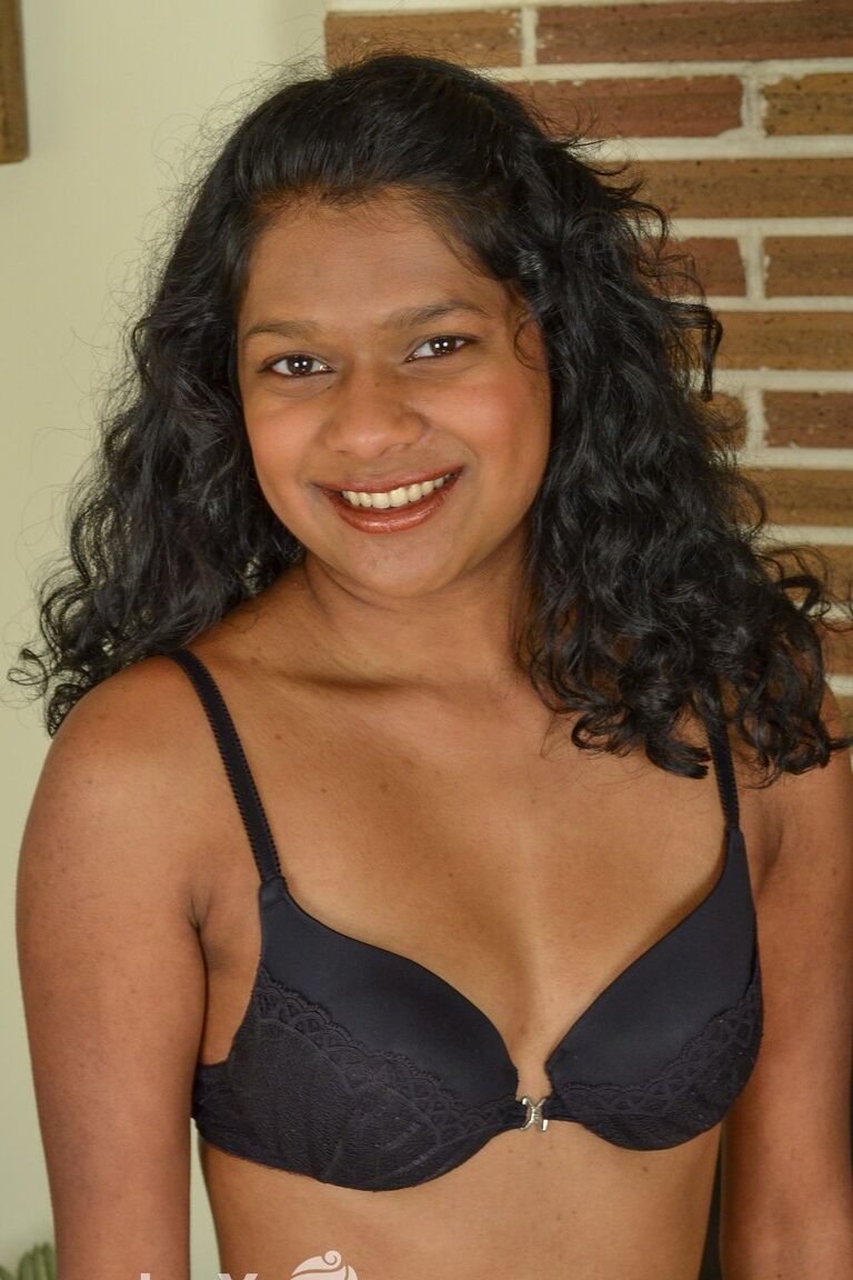 17P La india de pelo negro Leilah se quita la ropa interior y se aprieta la vagina