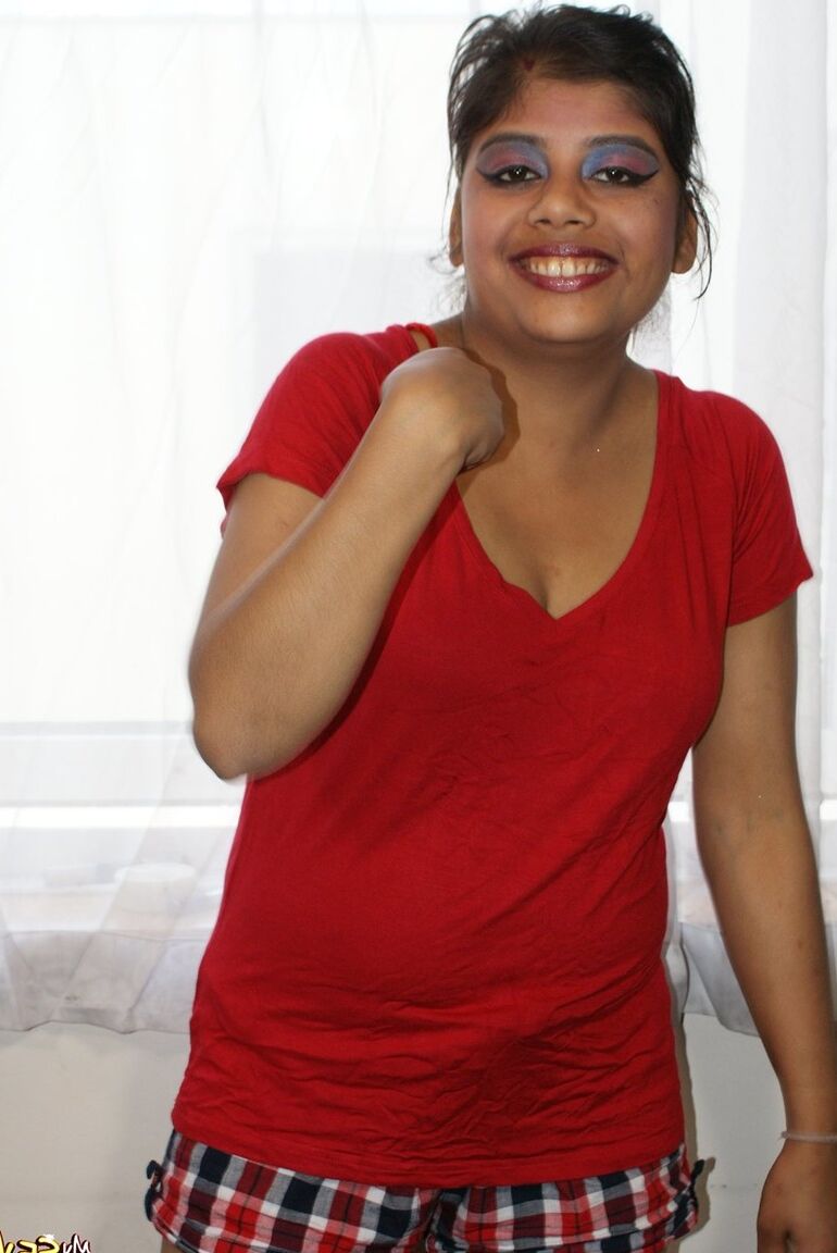 15P Indian BBW Rupali enlève ses vêtements jusqu'à ce qu'elle soit assise nue sur son lit