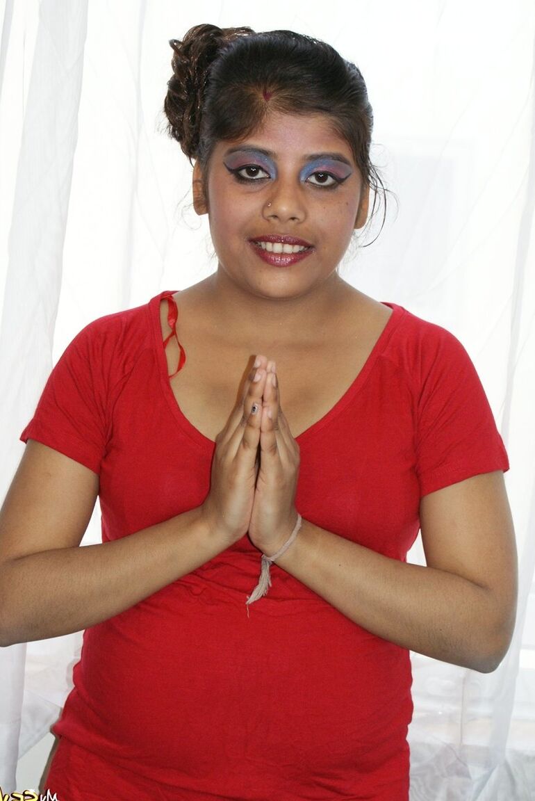 15P Indian BBW Rupali enlève ses vêtements jusqu'à ce qu'elle soit assise nue sur son lit