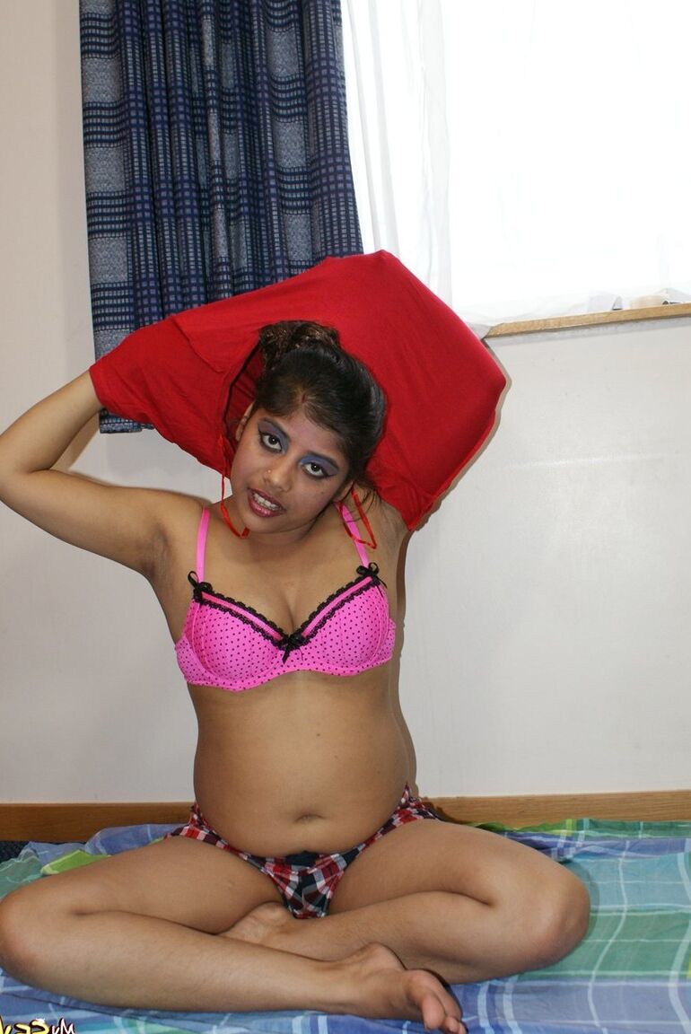 15P Indian BBW Rupali enlève ses vêtements jusqu'à ce qu'elle soit assise nue sur son lit