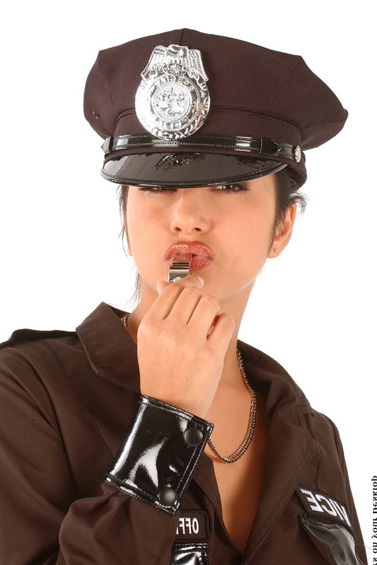 21P Die hübsche indische MILF Sunny Leone zieht ihre Polizistenuniform aus und stellt ihre Brüste zur Schau