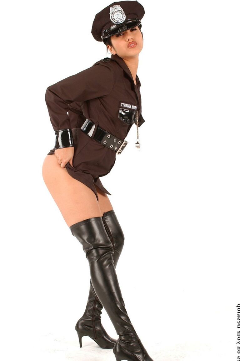 21P Die hübsche indische MILF Sunny Leone zieht ihre Polizistenuniform aus und stellt ihre Brüste zur Schau