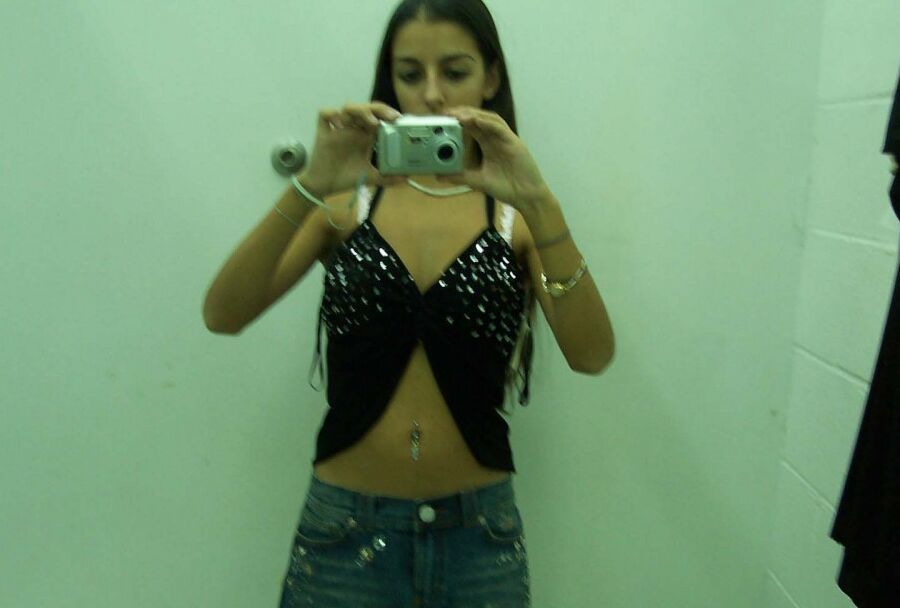 10P Garota indiana tira fotos nuas e não nuas no espelho do banheiro