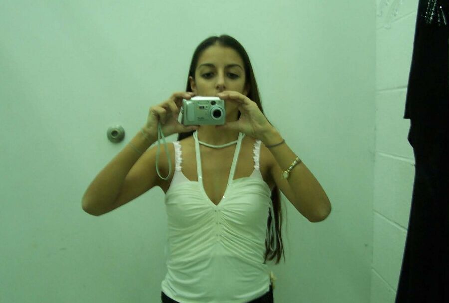 10P Garota indiana tira fotos nuas e não nuas no espelho do banheiro