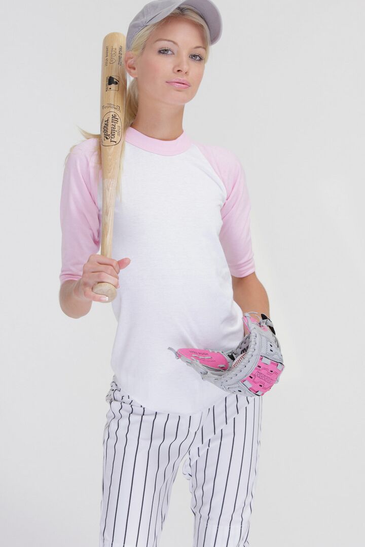 16P La chica del béisbol Francesca pierde su uniforme para exponer su flaco cuerpo adolescente