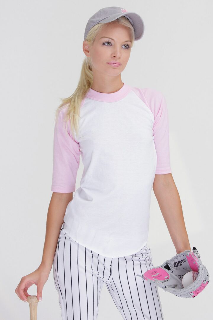 16P La chica del béisbol Francesca pierde su uniforme para exponer su flaco cuerpo adolescente