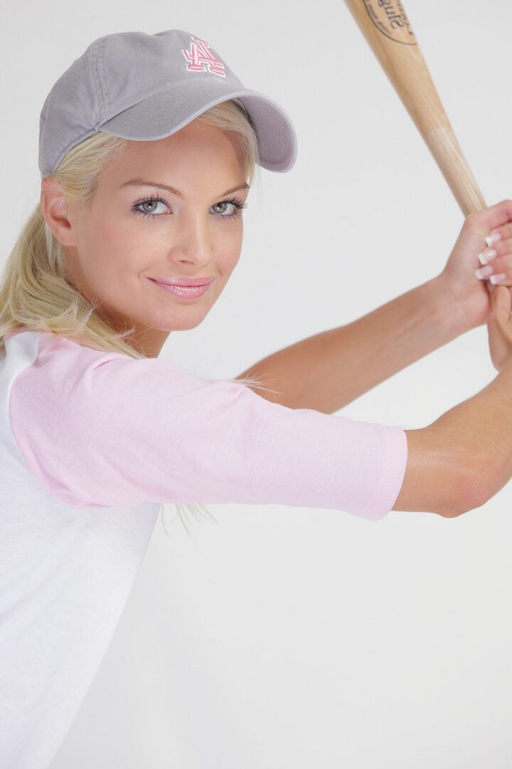 16P La chica del béisbol Francesca pierde su uniforme para exponer su flaco cuerpo adolescente