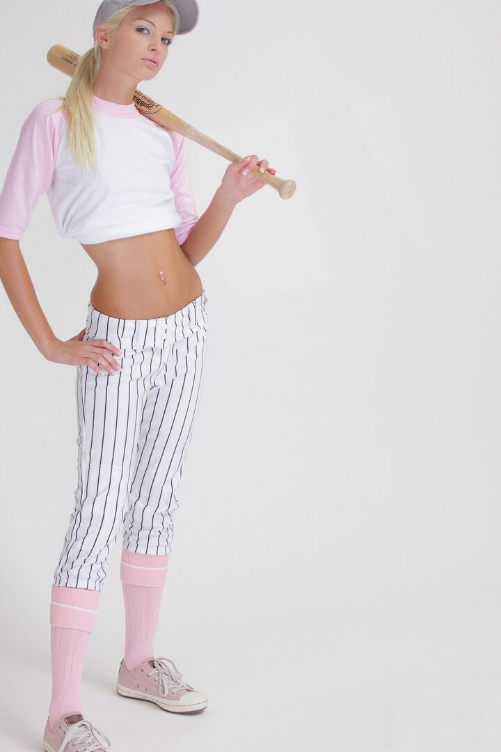 16P La chica del béisbol Francesca pierde su uniforme para exponer su flaco cuerpo adolescente
