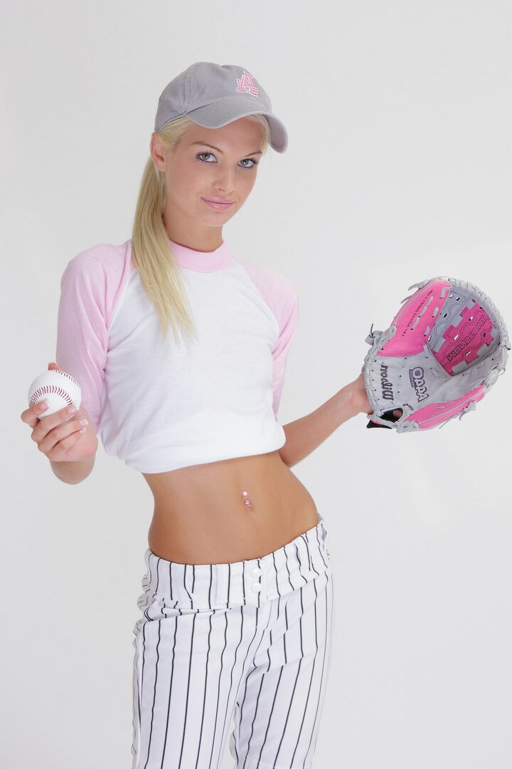 16P La chica del béisbol Francesca pierde su uniforme para exponer su flaco cuerpo adolescente