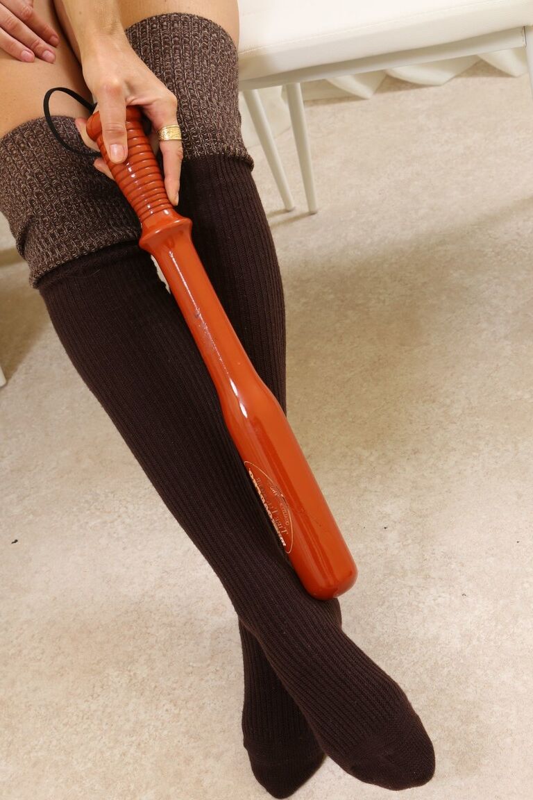 21P Rosie W, blonde aux gros seins, enlève ses vêtements et expose son corps sexy.