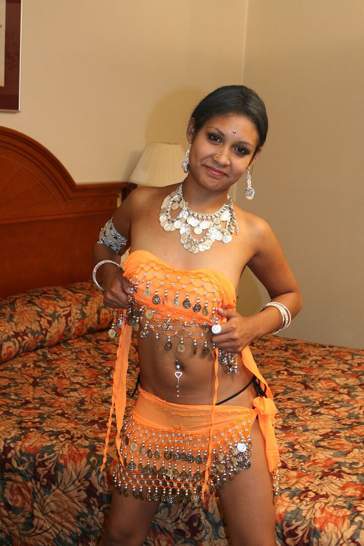 15P india dipti mostrando su culo y sus pezones en su dormitorio