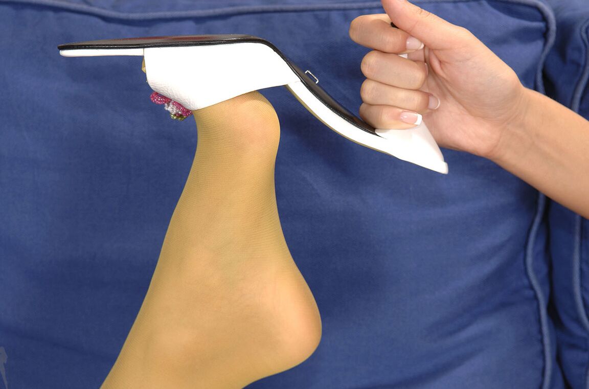21P Blonde aux longues jambes en bas de soie Zuzana Z. doigté