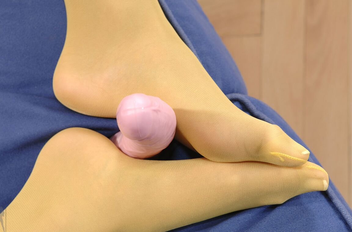21P Blonde aux longues jambes en bas de soie Zuzana Z. doigté