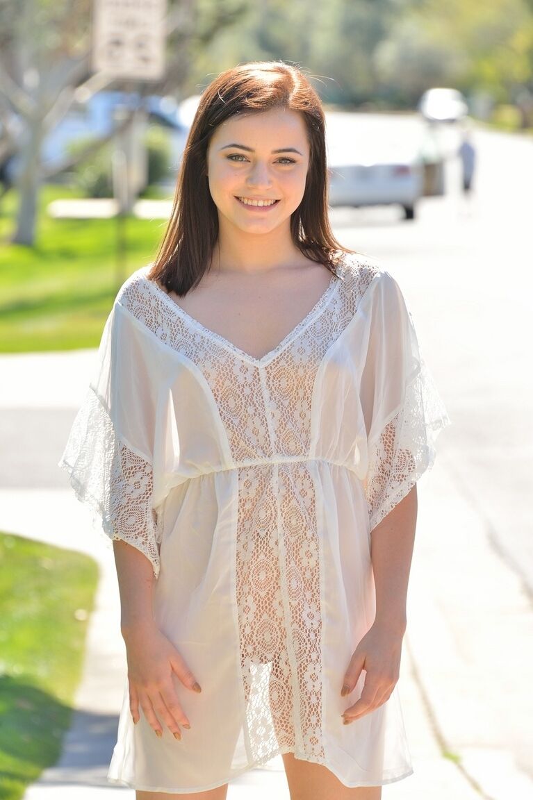 15P Dulce jovencita con vestido transparente mostrando su culo desnudo al aire libre bajo el sol