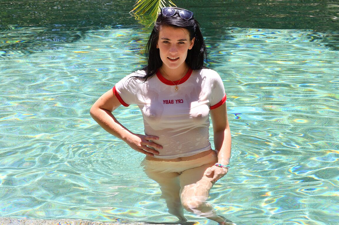 15P Teenie-Mädchen mit schwarzen Haaren reitet einen Dildo, bevor sie ihren nackten Arsch in einem Pool zeigt