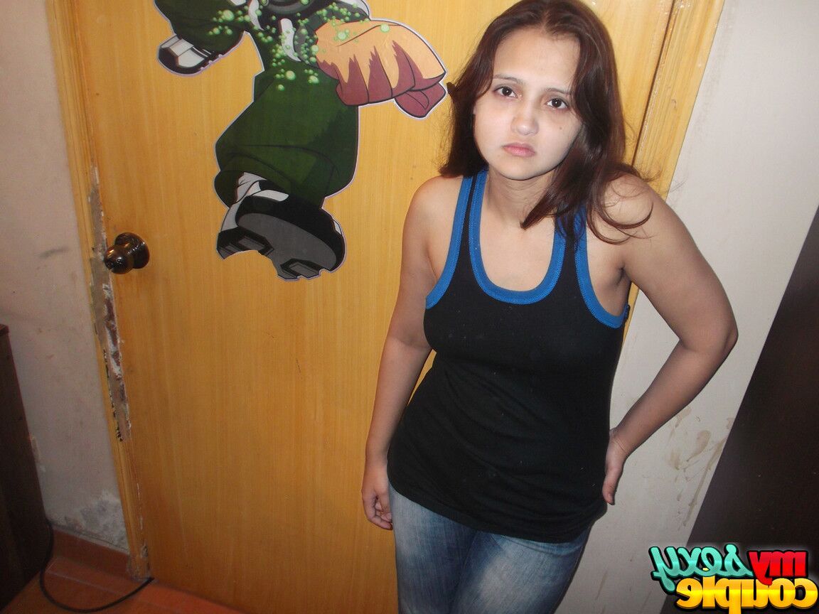 12P A amadora indiana Sonia Bhabhi levanta a blusa e acaricia seus peitos