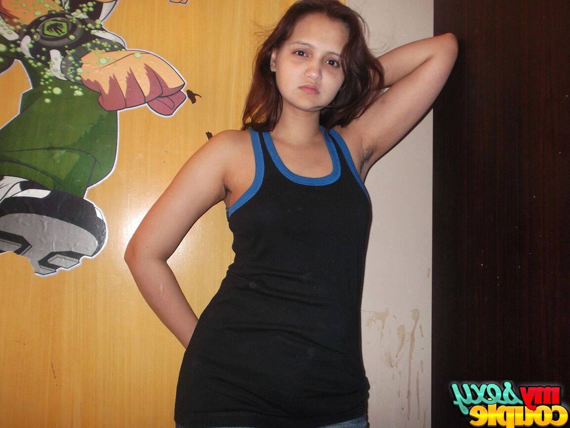12P A amadora indiana Sonia Bhabhi levanta a blusa e acaricia seus peitos
